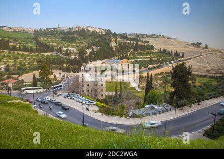 Israele, Gerusalemme, Vista del Monte degli Ulivi, guardando verso la Chiesa di tutte le Nazioni e la Chiesa di Maria Maddalena Foto Stock