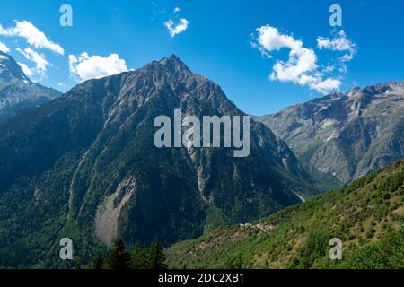 Vista sulle verdi alte montagne alpine dalla stazione sportiva invernale ed estiva Les deux Alpes, Isere, Francia nel mese di agosto Foto Stock