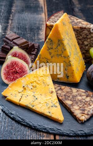 Formaggi inglesi e irlandesi, piatto di degustazione con shropshire blu, formaggio marrone facchino e cheddar affumicato da vicino Foto Stock