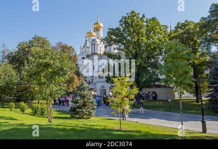 MOSCA, RUSSIA: 31 AGOSTO 2019: Persone in visita alla Chiesa dei dodici Apostoli nel Cremlino di Mosca, Russia Foto Stock