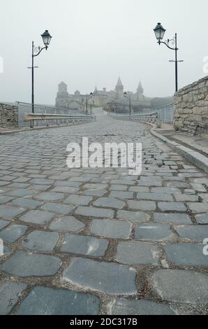 Strada che conduce al castello medievale. Fortificazione punto di riferimento storico. Kamenetz-Podolsk, Ucraina, Europa Foto Stock