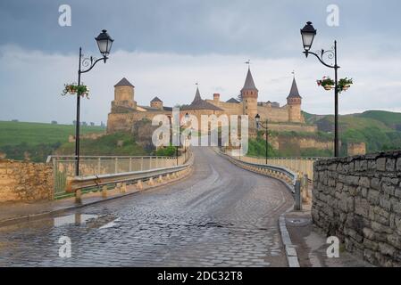 Strada che conduce al castello medievale. Fortificazione punto di riferimento storico. Paesaggio urbano al mattino. Kamenetz-Podolsk, Ucraina, Europa Foto Stock