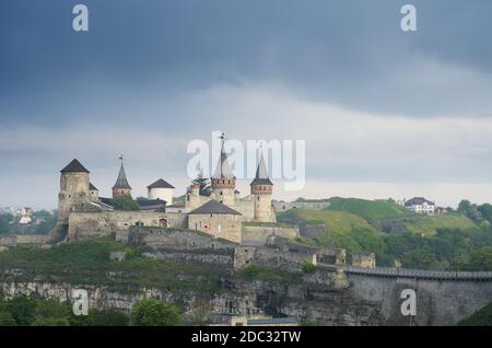 Strada che conduce al castello medievale. Fortificazione punto di riferimento storico. Kamenetz-Podolsk, Ucraina, Europa Foto Stock