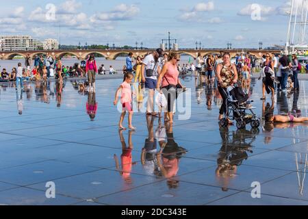 BORDEAUX, Francia - 11 agosto: il famoso Bordeaux specchio di acqua pieno di persone aventi il divertimento in acqua, il 11 agosto 2019 a Bordeaux, Francia. Foto Stock