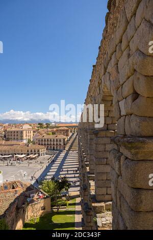 SEGOVIA, Spagna - 27 Aprile 2019: Paesaggio di acquedotto romano, il famoso punto di riferimento di Segovia, Spagna Foto Stock