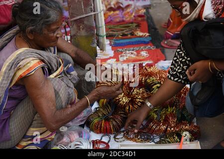 Guwahati, Assam, India. 18 Nov 2020. La donna di vetro bangles davanti al Chhath Puja in Guwahati Assam india Mercoledì 18 novembre 2020.Chath puja è un festival indù che è principalmente eseguito dalla comunità di Bihari dell'India dove offrono la preghiera per il sole Dio da levarsi in piedi su acqua. UN rally elefanti che è tolto come parte Della settimana di vita selvaggia dello Stato 2020 a Guwahati Assam India giovedì 1 ottobre 2020. La settimana della vita selvaggia dello stato di Assam viene celebrata annualmente dal 1 ottobre al 7 ottobre. Credit: Dasarath Deka/ZUMA Wire/Alamy Live News Foto Stock