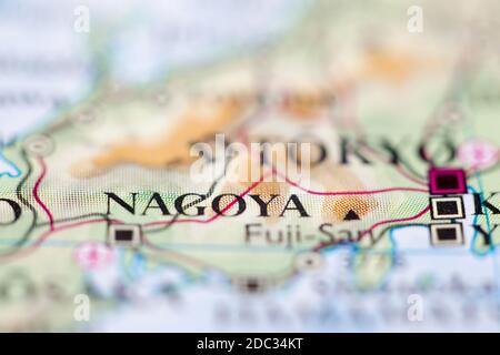 Profondità di campo ridotta fuoco sulla posizione geografica della mappa di Nagoya Giappone Asia continente in atlas Foto Stock