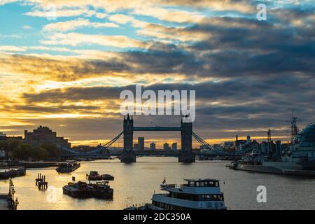 Tower Bridge contro un cielo di mattina presto con luce solare crescente Foto Stock