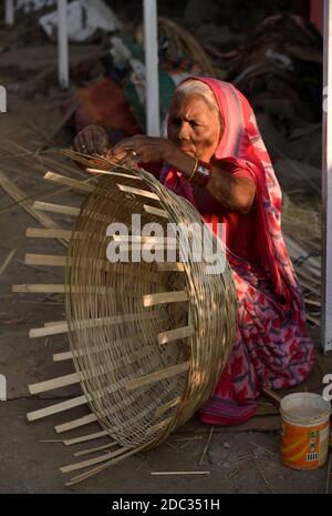 Guwahati, Assam, India. 18 Nov 2020. Una donna anziana (72 anni) Fare i cestini di bambù per Chhath puja davanti al Chhath Puja a Rupnagar in Guwahati Assam india Mercoledì 18 novembre 2020.Chath puja è un festival indù che è principalmente eseguito dalla comunità di Bihari dell'India dove offrono la preghiera per il sole di Dio stando in piedi su Water Credit: Dasarath Deka/ZUMA Wire/Alamy Live News Foto Stock