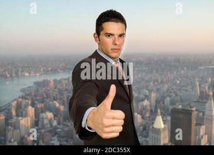 Giovane uomo d affari andando pollice in alto Foto Stock