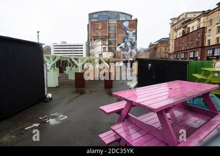 Prima del 4° piano, la birreria all'aperto del Festival Village a Merchant City è chiusa e le porte sono chiuse a catena, in Scozia, Regno Unito Foto Stock