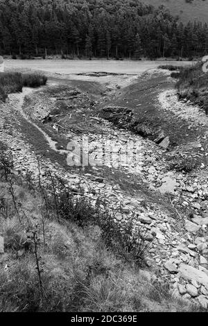 Letto essiccato del serbatoio Howden nella parte superiore della valle del Derwent nel distretto di picco del Derbyshire nel luglio 2018 Foto Stock