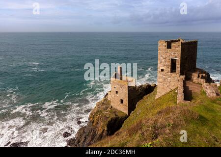 Sulla selvaggia Tin Coast, le famose case motore Crowns si aggrappano ai piedi delle scogliere, la miniera di Botallack, St Just, West Penwith, Cornovaglia, Regno Unito Foto Stock