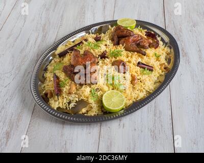 Piatti arabi, Ricette di Eid. Stile yemenis. Piatto festivo con pollo e riso al forno. Vista dall'alto Foto Stock