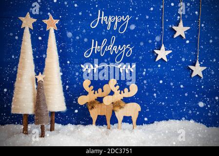 Inglese Calligraphy buone feste su sfondo blu con neve. Decorazione come alberi di cristmas, Moose e Stelle e fiocchi di neve. Foto Stock