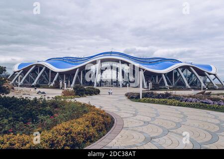 Vladivostok, Russia - 06 ottobre 2020: Vista dell'esterno e del parco circostante di Primorsky Aquqrium Foto Stock