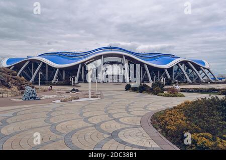 Vladivostok, Russia - 06 ottobre 2020: Bella architettura moderna del Primorsky Aquarium e la sua zona circostante Foto Stock