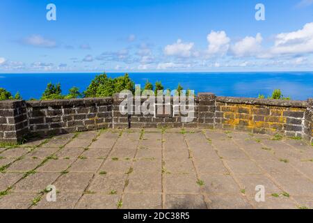 Vista dal Miradouro de Santa Iria sull'isola di São Miguel nelle Azzorre. La vista mostra parte della costa settentrionale con scogliere e verde f Foto Stock
