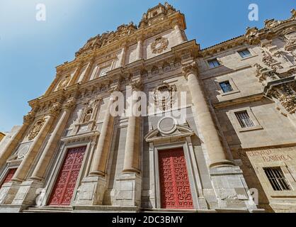 Facciata del clero. Il clero è il nome dato alla costruzione del vecchio Collegio reale dello Spirito Santo della Società di Gesù, costruito a Salamanca Foto Stock