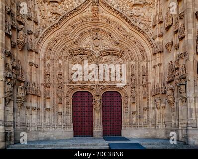 Facciata principale della Nuova Cattedrale di Salamanca. Portada de Ramos. La Portada de Ramos presenta un interessante set iconografico in cui la scultura Foto Stock