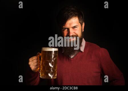 La celebrazione oktoberfest concetto festival. Birra in Belgio. Uomo che tiene una tazza di birra. Uomo con birra. Uomo anziano che beve birra con viso a sorpresa. Foto Stock