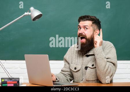 Studente che studia esame difficile. Giovane studentessa pronta a scrivere test di esame. Giornata degli insegnanti. Studente che lavora su un computer portatile su alcune scale del campus Foto Stock