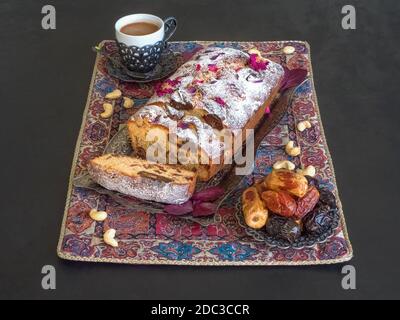 Dolci Ramadan. Miele e torta di dattero su sfondo nero. Foto Stock