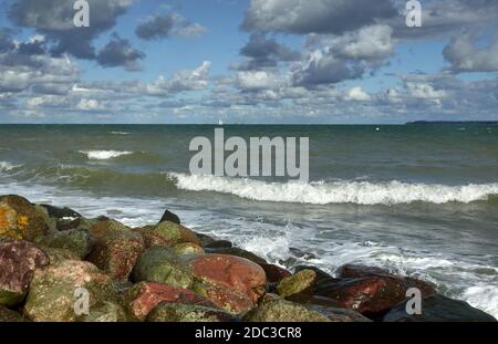 Le pietre sul Mar Baltico a Hohwacht non solo creano un bel contrasto con il mare, ma fungono anche da frangiflutti. Foto Stock