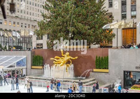 Albero di Natale di New York a Manhattan. Pista di pattinaggio su ghiaccio del Rockefeller Center e statua del Golden Prometheus. New York City, Stati Uniti Foto Stock