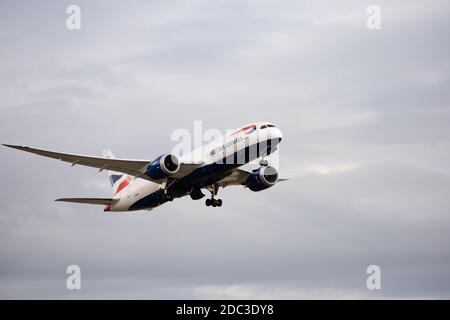 British Airways Boeing 787-8 Dreamliner, G-ZBJB, decollo dall'aeroporto Heathrow di Londra. Inghilterra Foto Stock