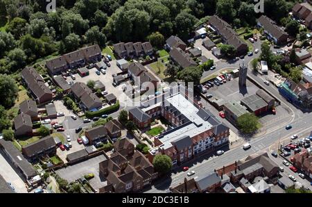 Vista aerea della stazione dei vigili del fuoco di Abingdon e delle case sulla tenuta di Meadowside, Abingdon, Oxfordshire Foto Stock