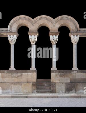 Per le strade della Catalogna, luoghi pubblici. Elementi di decorazioni architettoniche di edifici, porte e archi, modanature e motivi in gesso. Foto Stock