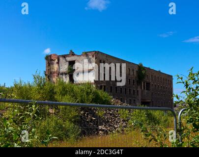 Vecchio edificio vicino al fiume Lune in Lancashire Inghilterra Regno Unito prima della sua demolizione. Foto Stock