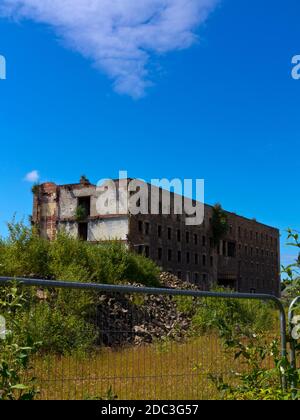 Vecchio edificio vicino al fiume Lune in Lancashire Inghilterra Regno Unito prima della sua demolizione. Foto Stock