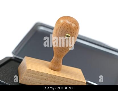 Francobollo in legno su un francobollo su sfondo bianco Foto Stock