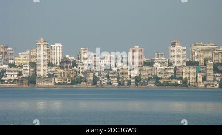 Una vista dei grattacieli sul fronte oceano a Mumbai India l'8 novembre 2009 Foto Stock