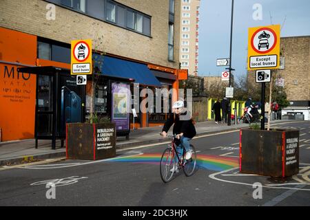 Hackney, Londra 2020 novembre durante la pandemia di Covid-19 (Coronavirus). Schema di gestione del traffico (LTN quartiere a basso traffico) che chiude la strada a. Foto Stock