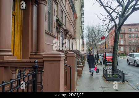 Marciapiede nel quartiere di Harlem. Persone che camminano attraverso il marciapiede. New York City, Stati Uniti Foto Stock