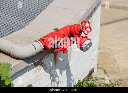 Vecchio rosso idrante di fuoco in strada. Fire hidrant per emergenza accesso antincendio Foto Stock