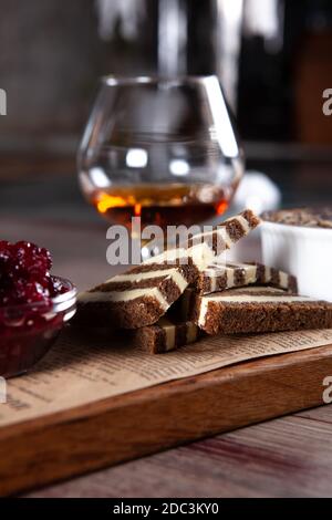 dessert e un bicchiere di cognac sul tavolo Foto Stock