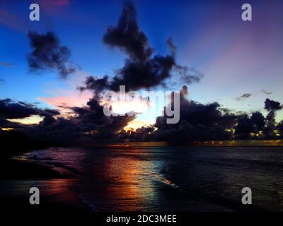 Tramonto a 'Plage de la Perle' ('Pearl Beach') a Rifflet, Guadalupa Foto Stock