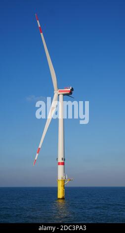 Turbine eoliche offshore in Geman North Sea offshore eolico farm Foto Stock