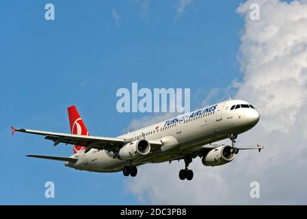 Airbus A321 della compagnia aerea Turkish Airlines in avvicinamento all'aeroporto di Ginevra, Ginevra, Svizzera Foto Stock