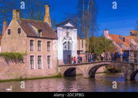 Bruges, Belgio - 10 aprile 2016: Vista sul canale e sul ponte con i turisti vicino a Santa Elisabetta Foto Stock