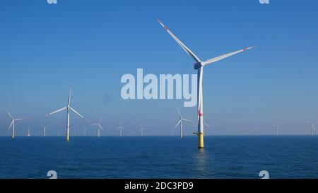 Turbine eoliche offshore in Geman North Sea offshore eolico farm Foto Stock