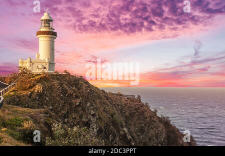 Famoso faro di Cape Byron nel nuovo Galles del Sud in Australia durante il bellissimo tramonto vivace Foto Stock