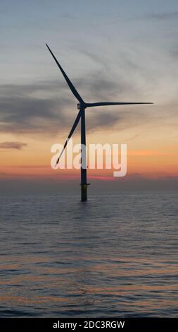 Turbine eoliche offshore in Geman North Sea offshore eolico farm Foto Stock