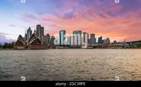 Splendido tramonto vivace sullo skyline del centro di Sydney. Nuovo Galles del Sud, Australia. Foto panoramica Foto Stock