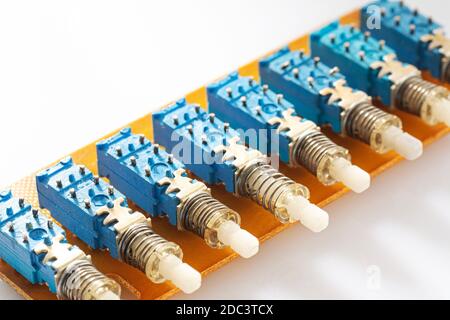 Set di vecchi interruttori elettrici e pulsanti isolati su sfondo bianco. Pulsante meccanico blu con molla Foto Stock