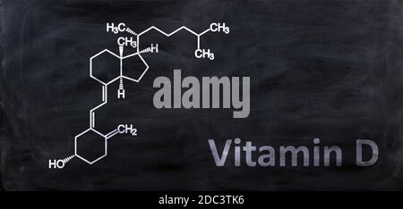 Vitamina D D3 formula chimica strutturale, che si attinge su una lavagna nera in gesso, classe chimica scolastica. Colecalciferolo, colecalciferolo, molecola C27H44O. Foto Stock